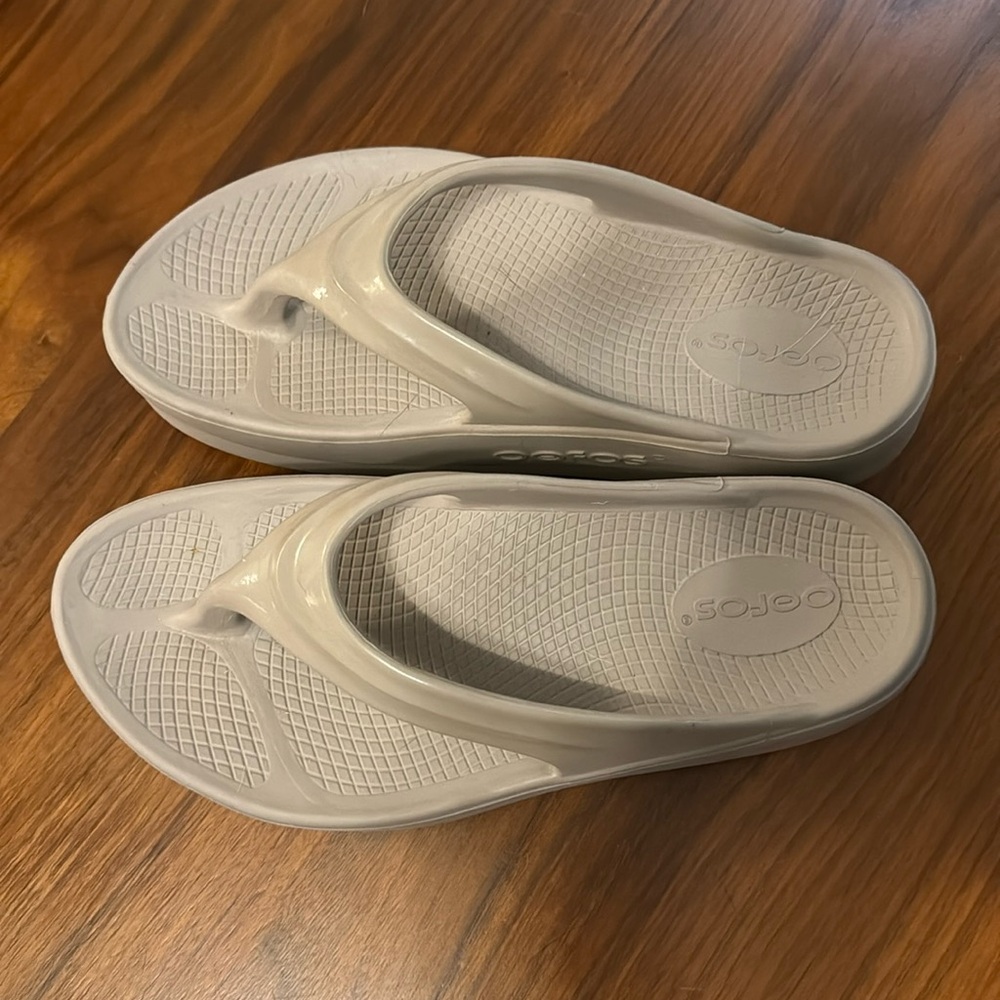 Oofos Recovery Flip Flops Size W 8